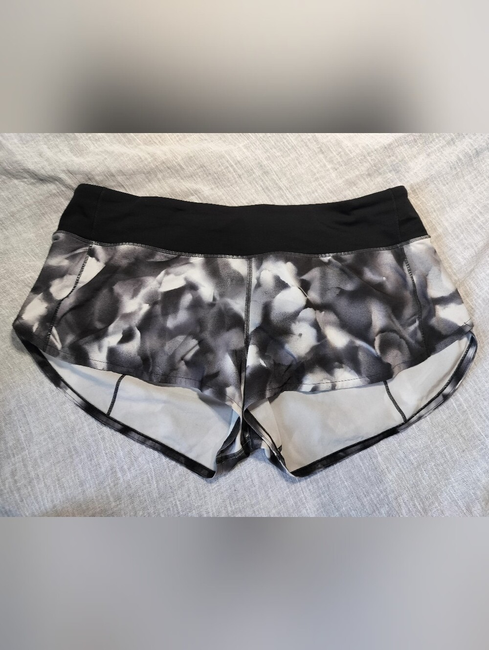 Lululemon Speed Short Lined Running Shorts Abstract Black White Floral Size 10
